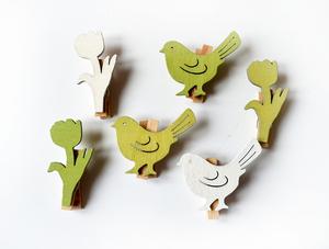 Drevené vtáky a tulipány