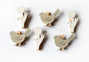 Drevené vtáky a tulipány