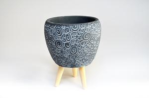 Miska na drevených nôžkach