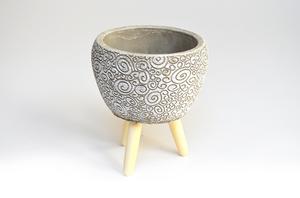 Miska na drevených nôžkach