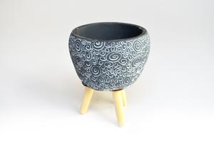 Miska na drevených nôžkach