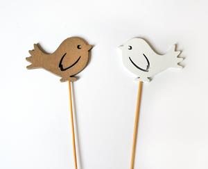 Drevený vtáčik sivý a biely